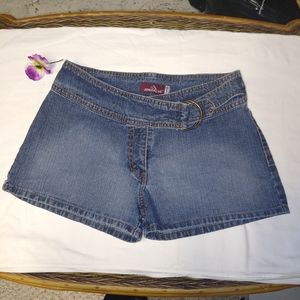 Low rise Jean shorts with. Big buckle